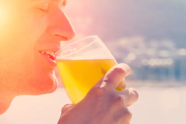 Junger Mann genießt frostiges Bier — Stockfoto