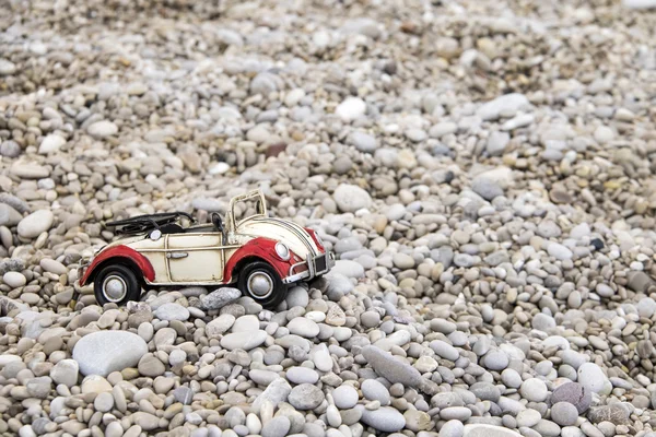 Carro de brinquedo vermelho e branco — Fotografia de Stock