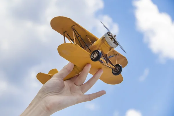Modelo amarillo de avión retro —  Fotos de Stock