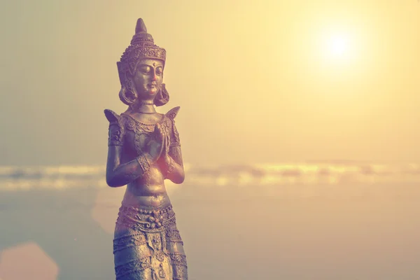 Estátua de Buda em litoral arenoso — Fotografia de Stock
