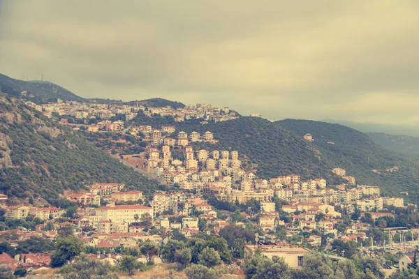 丘の中腹に白い家が地中海の町 — ストック写真