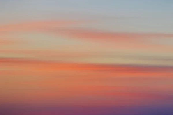 Sonnige Himmelslandschaft mit malerischen Wolken — Stockfoto