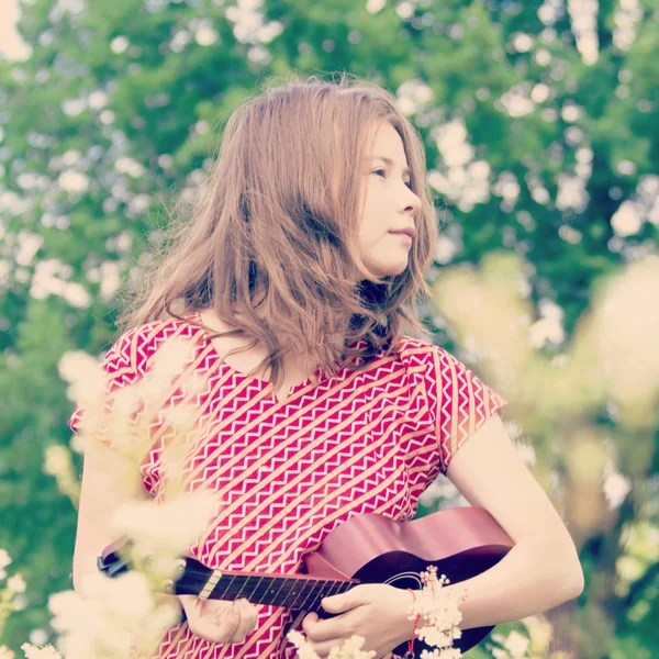 Menina no prado com ukulele — Fotografia de Stock