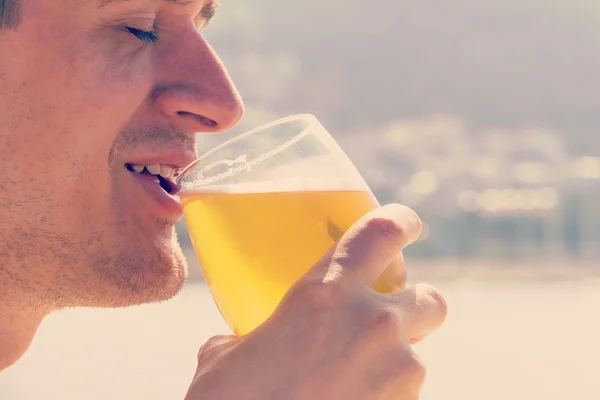 Junger Mann genießt frostiges Bier — Stockfoto