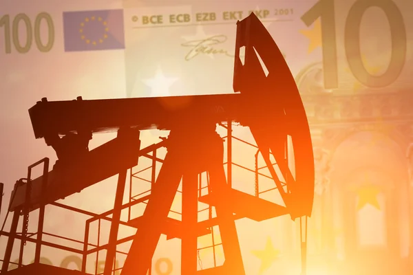 Нефтяной насос с банкнотой евро — стоковое фото