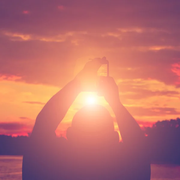 Silhouette dell'uomo che fotografa il tramonto — Foto Stock