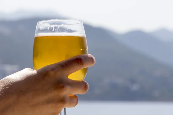 Mannelijke hand met glas bier — Stockfoto