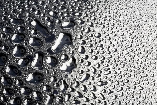 Gouttes d'eau sur la surface en métal poli — Photo