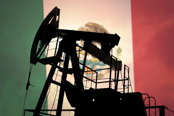 Bomba de aceite con bandera de México — Foto de Stock