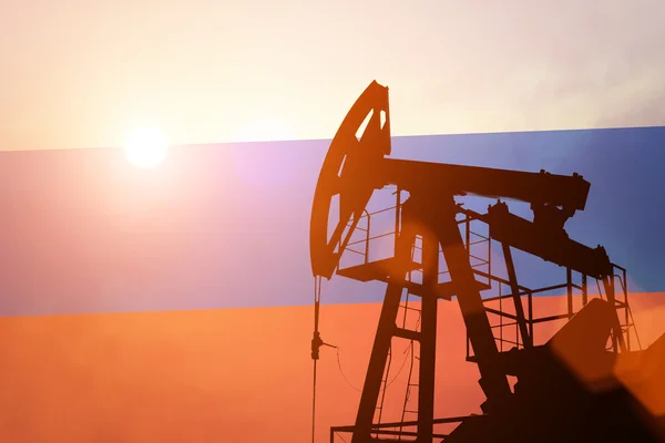 Нефтяной насос с флагом России — стоковое фото
