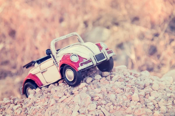 赤と白のおもちゃの車 — ストック写真