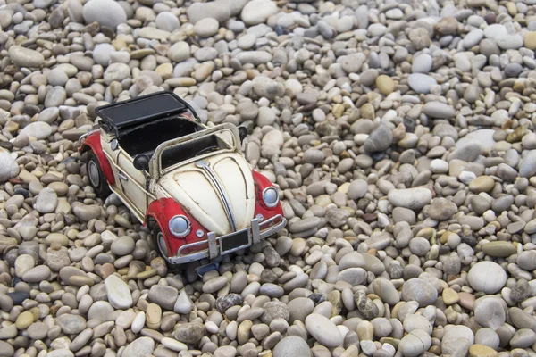 Carro de brinquedo vermelho e branco — Fotografia de Stock