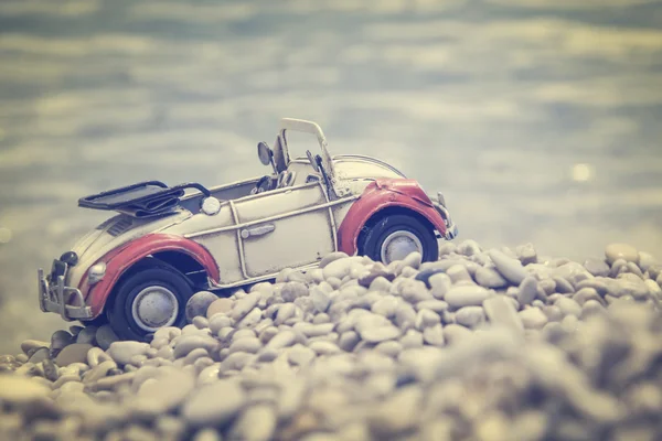 Carro de brinquedo vermelho e branco — Fotografia de Stock