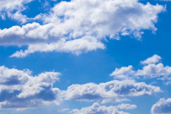 Witte wolken in blauwe, heldere hemel — Stockfoto