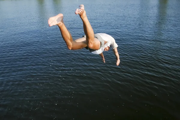 Mann springt ins Wasser — Stockfoto
