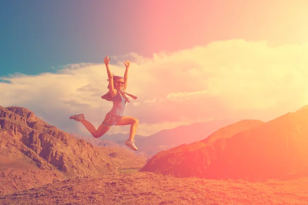 幸せな女の子の岩の上にジャンプ — ストック写真