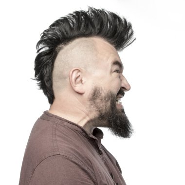 Mohawk saç modeli ile kızgın çığlık atan adam