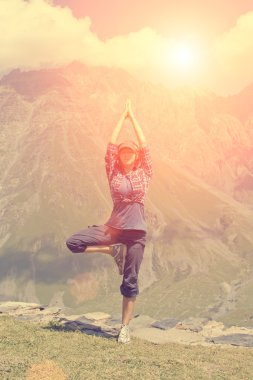 Yoga yapan genç kadın