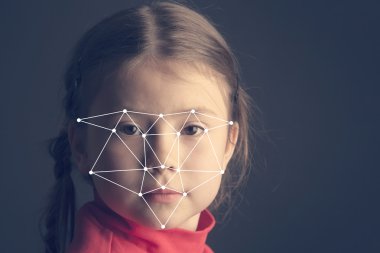 Biyometrik doğrulama işaretleri ile küçük kız