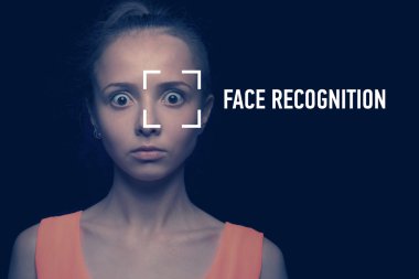 Biyometrik doğrulama işaretleri ile genç wooman