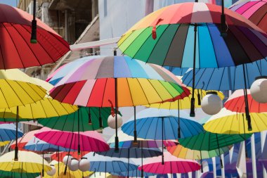Renkli çeşitli şemsiye