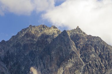 Dağ tepe bulutlar arasında