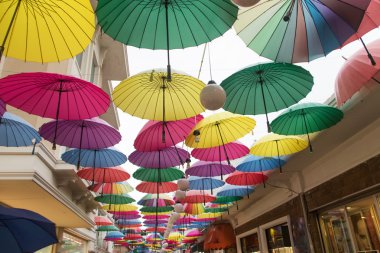 Renkli çeşitli şemsiye