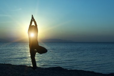 Yoga yapan genç kadın