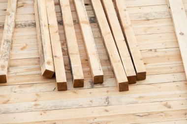 Uzun kesilmiş ahşap panoları