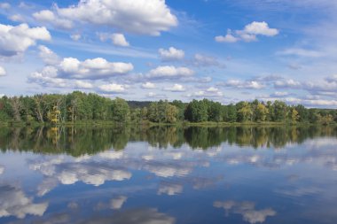 Gölde yansıyan bulutlar