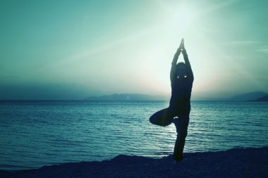 Yoga yapan genç kadın