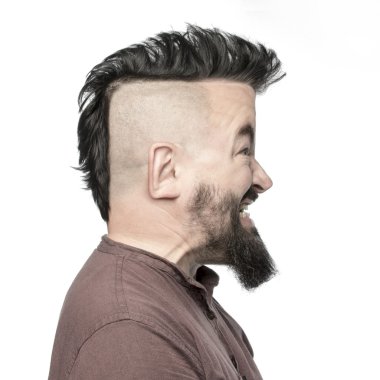 Bozuk mohawk saç modeli olan adam portresi