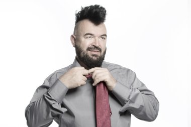 Mohawk saç modeli ile ofis çalışanı