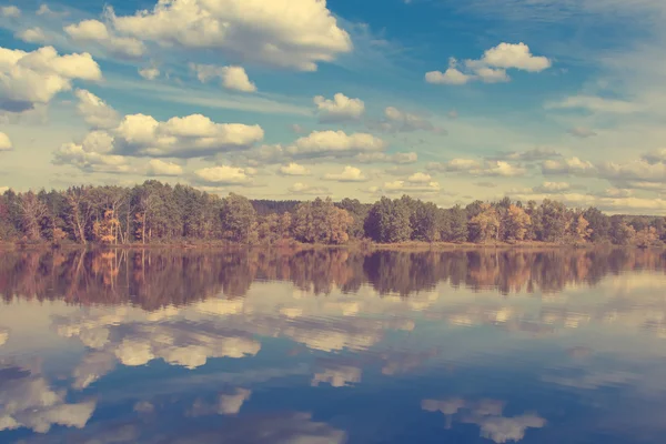 Wolken spiegeln sich im See — Stockfoto