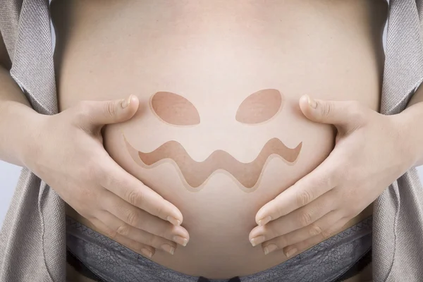 Έγκυος γυναίκα με το πρόσωπό του αποκριές — Φωτογραφία Αρχείου