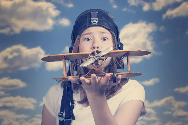 Gadis muda yang lucu dengan model pesawat terbang — Stok Foto