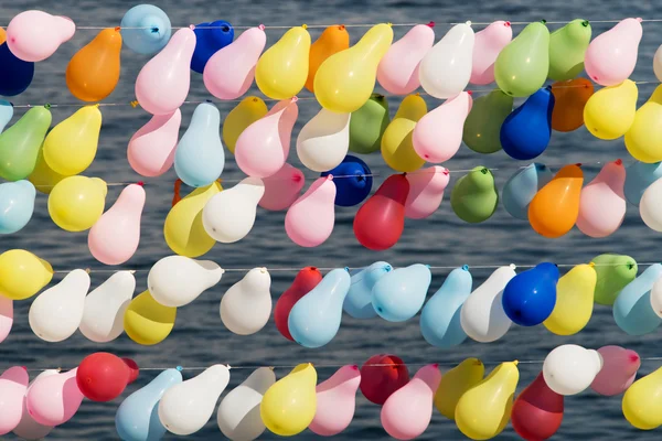 Ballons colorés sur les fils — Photo