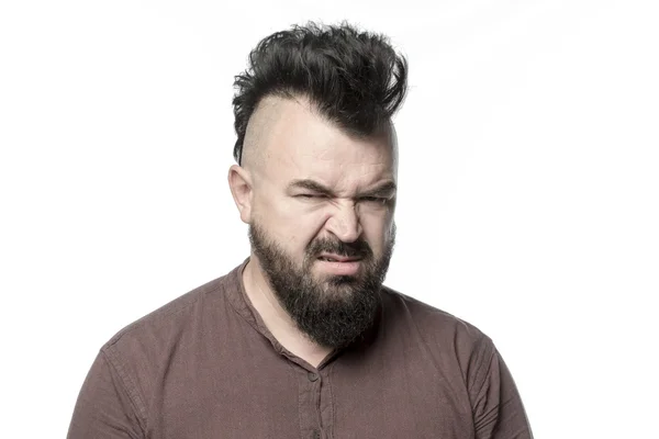 Hombre con peinado mohawk y barba — Foto de Stock