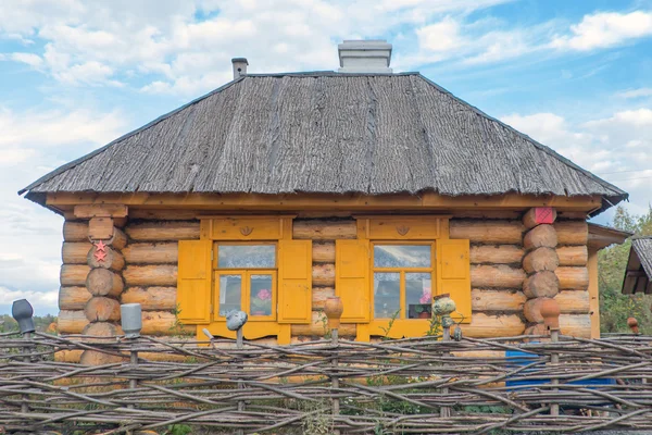 Pequeña casa de madera — Foto de Stock