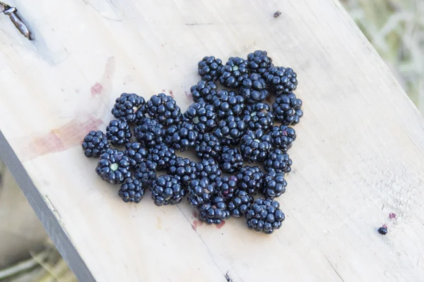 Moras frescas en forma de corazón —  Fotos de Stock