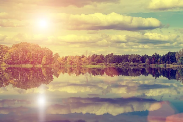 Wolken spiegeln sich im See — Stockfoto