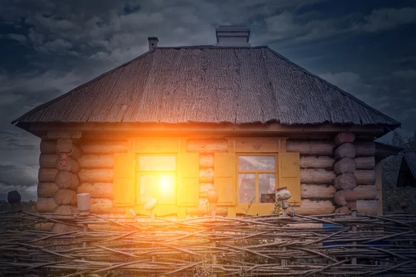 Pequeña casa de madera — Foto de Stock