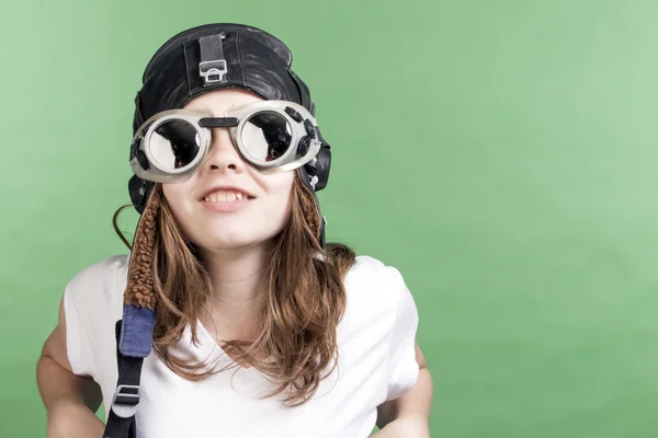 Chica adolescente en casco piloto retro — Foto de Stock