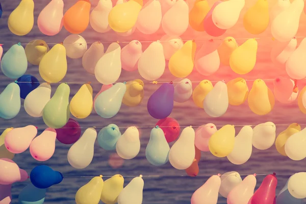 와이어에 다채로운 풍선 — 스톡 사진