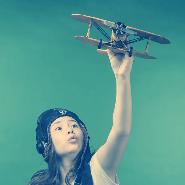 Nettes junges Mädchen mit Flugzeugmodell — Stockfoto