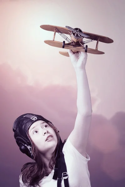 Мила молода дівчина з моделлю літака — стокове фото