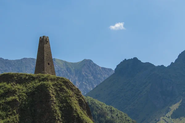 Torre de vigia de pedra antiga nas montanhas — Fotografia de Stock