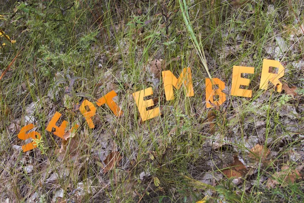 Ordet september skärs ut från papper — Stockfoto