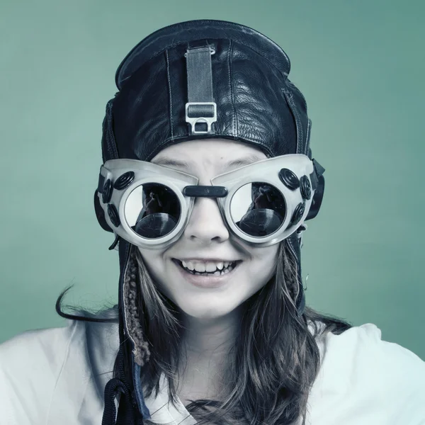 Chica adolescente en casco piloto retro —  Fotos de Stock