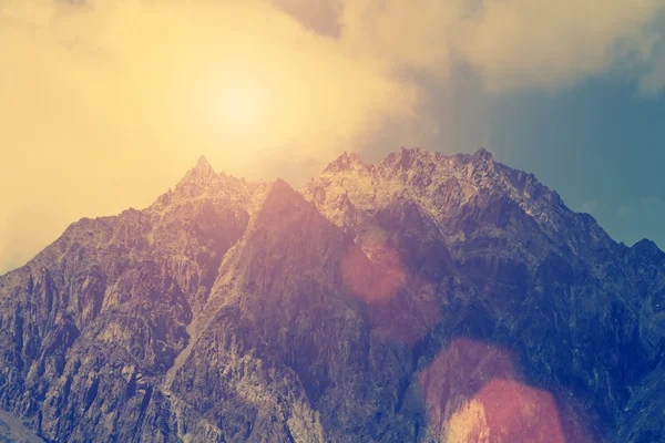 Pico de montaña entre nubes — Foto de Stock